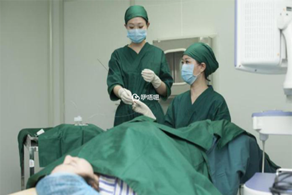 培養皿中精子與卵子自由結合