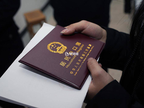 未婚生育的單親媽媽給孩子落戶比較麻煩