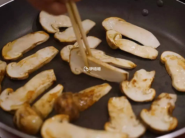 松茸不能和高鈣食物一起吃