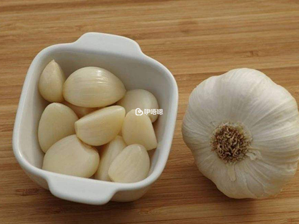 男性吃生蒜有很多好處
