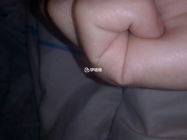 手握拳有尖尖形狀可能懷男孩