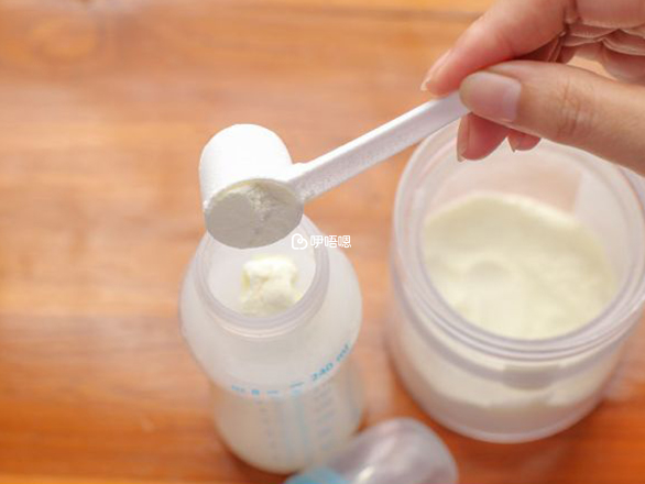 牛奶蛋白過敏的寶寶適合喝水解奶粉